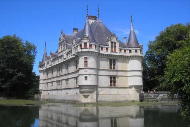 Azay-le-Rideau's romantic Renaissance château 