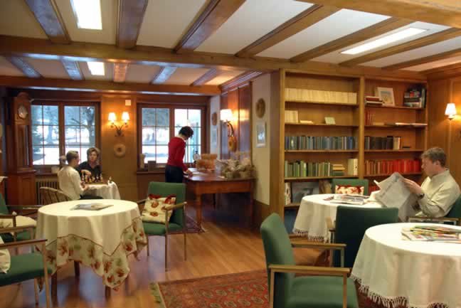 Relax in the hotel's cosy library after a day in the snow