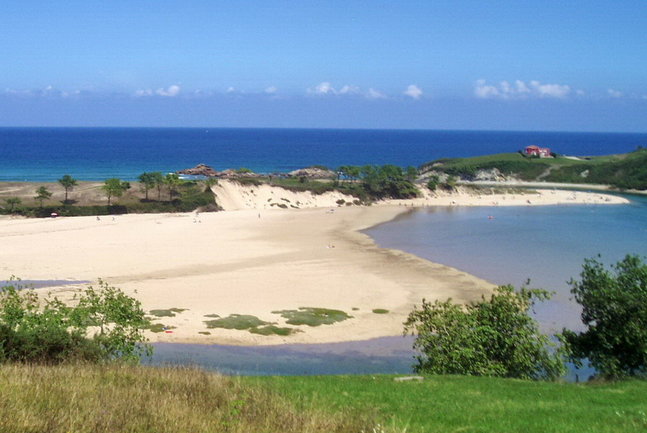 Oyambre beach - River estuary