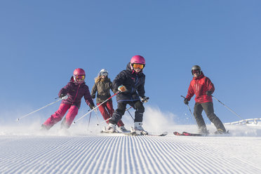 Fun, family skiing with skiNorway