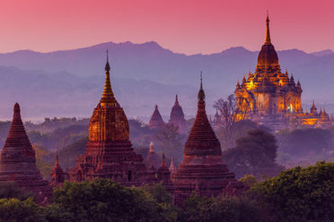 An unforgettable sunset over the temples of Bagan