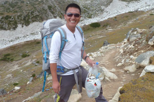 Picking up rubbish from the trails of the Himalaya (2017)